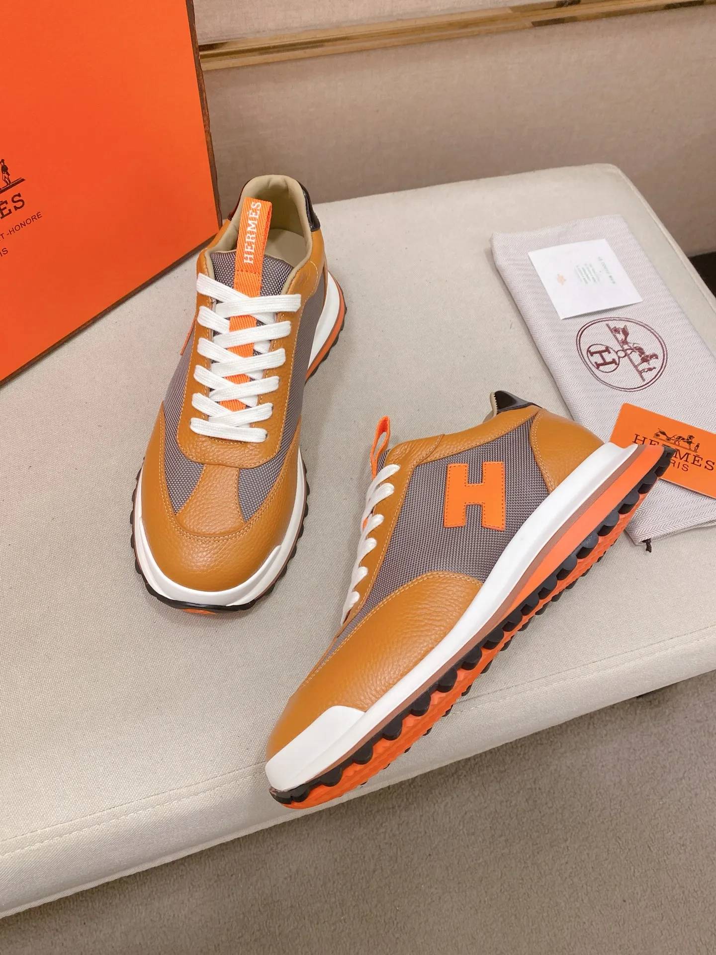 Men's shoes💰: 640💰HERMES/Hermes Leader sneakers! Tech twill, calfskin and suede goatskin sneakers featuring paneled multicolor twill, calfskin and suede. Lightweight geometric sole for a stylish urban look. Product details: White and orange rubber sole Black rubber sole with orange rubber insert Light natural leather insert White rubber toe cap Beige lambskin insole and lining Cotton strap, rubber lettering Sole height: 4cm Size: 38-39-40-41-42-43-44 (45.46 custom-made)